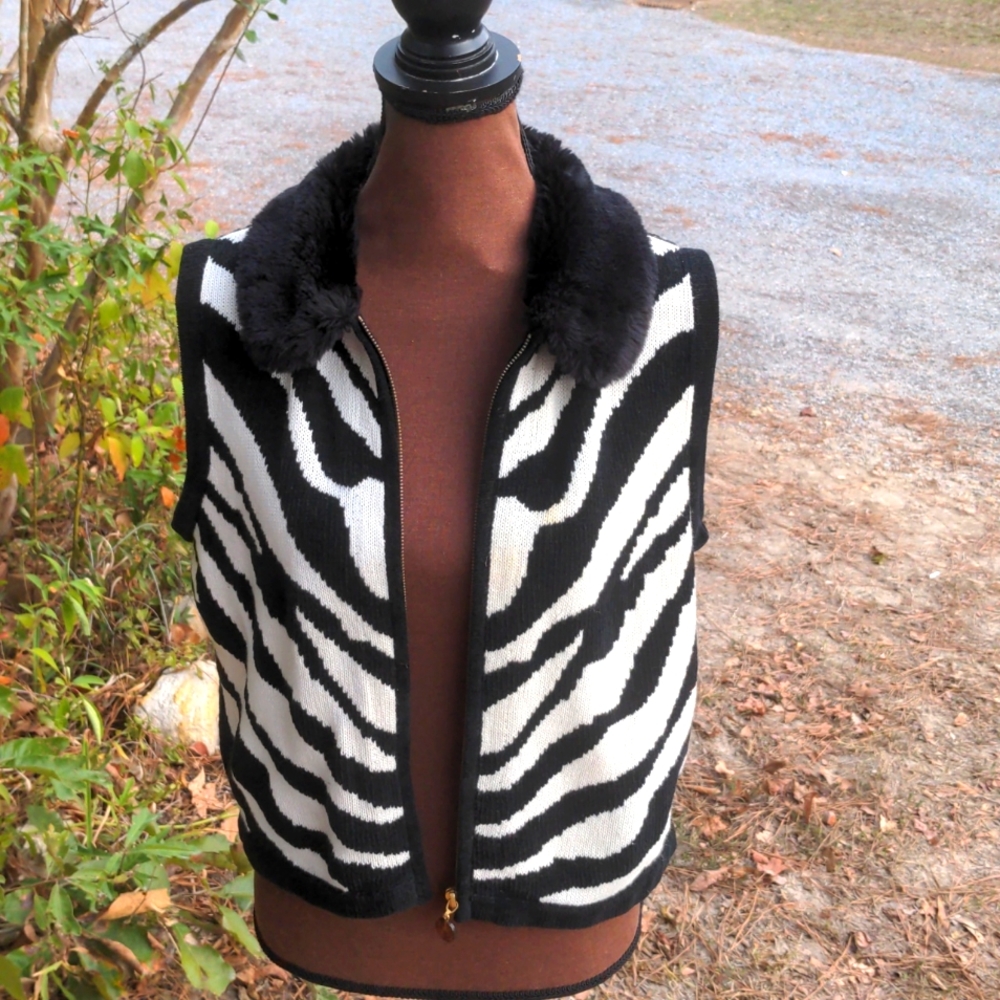 Rebecca Thomas Black/White Sweater Vest w/ Black Faux Fur Collar Zip Closure